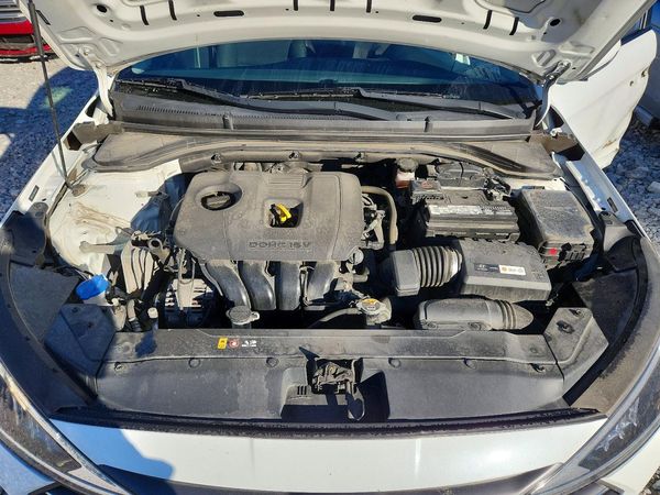 2019 HYUNDAI ELANTRA SE — Engine bay