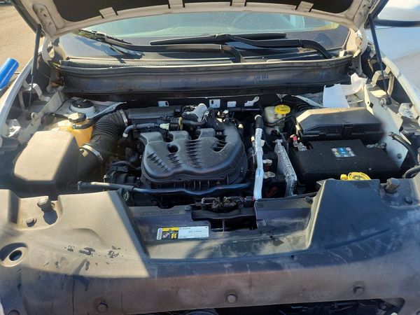 2014 JEEP GRAND CHER Latitude — Engine bay
