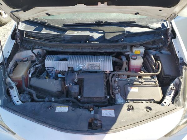 2016 TOYOTA PRIUS — Engine bay