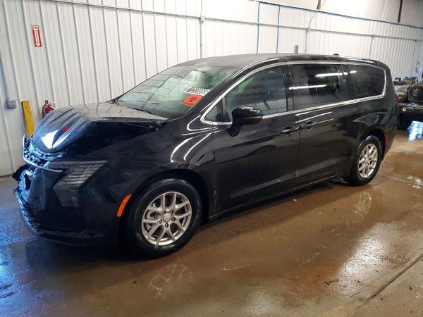 2027 CHRYSLER PACIFICA Select — Front 3/4