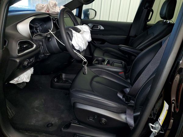 2027 CHRYSLER PACIFICA Select — DENT