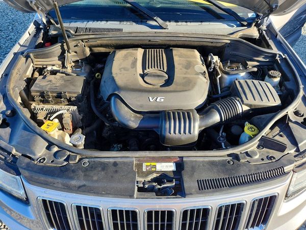 2014 JEEP CHEROKEE Limited — Engine bay