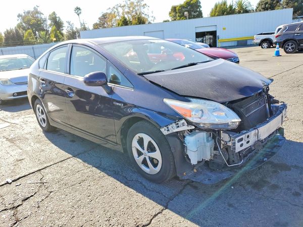 2015 TOYOTA PRIUS — Passenger 3/4