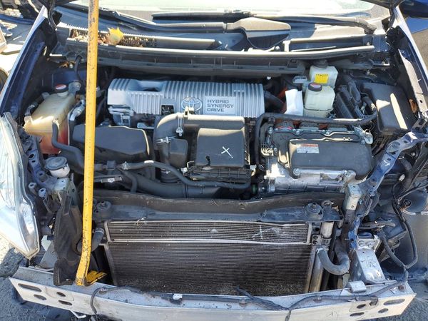 2015 TOYOTA PRIUS — Engine bay