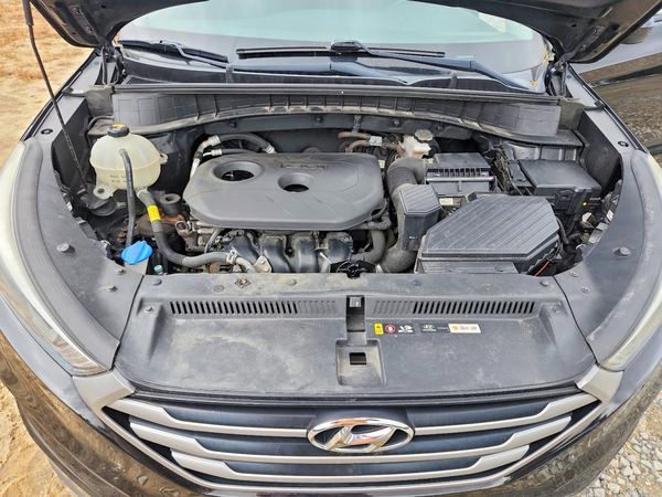2018 HYUNDAI TUCSON SE Standard — Engine bay