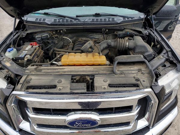2017 FORD F150 SuperCab — Engine bay