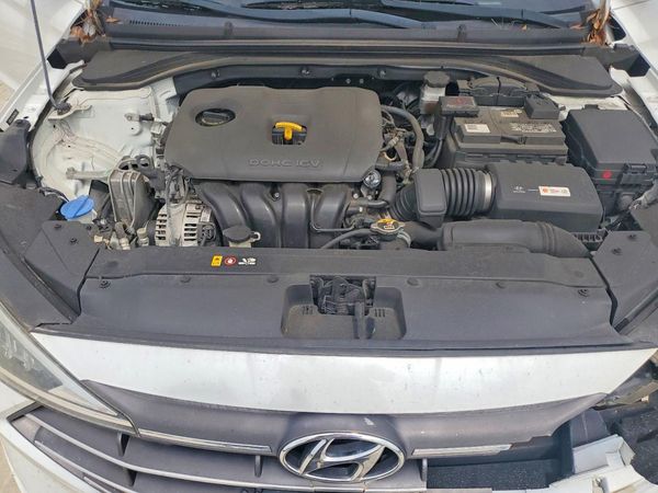 2019 HYUNDAI ELANTRA SE — Engine bay