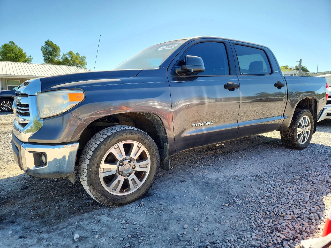 2016 TOYOTA TUNDRA SR5 — Front 3/4