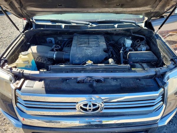 2016 TOYOTA TUNDRA SR5 — Engine bay