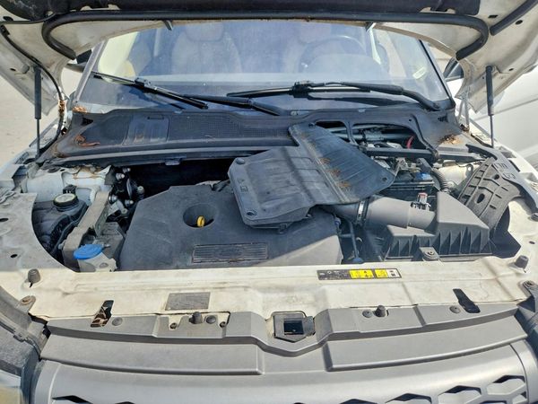 2015 LAND ROVER RANGEROVER Pure Plus — Engine bay