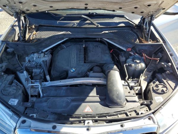 2016 BMW X5 sDrive35i — Engine bay