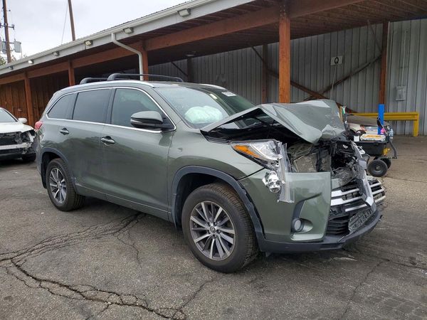 2018 TOYOTA HIGHLANDER SE/XLE — Passenger 3/4