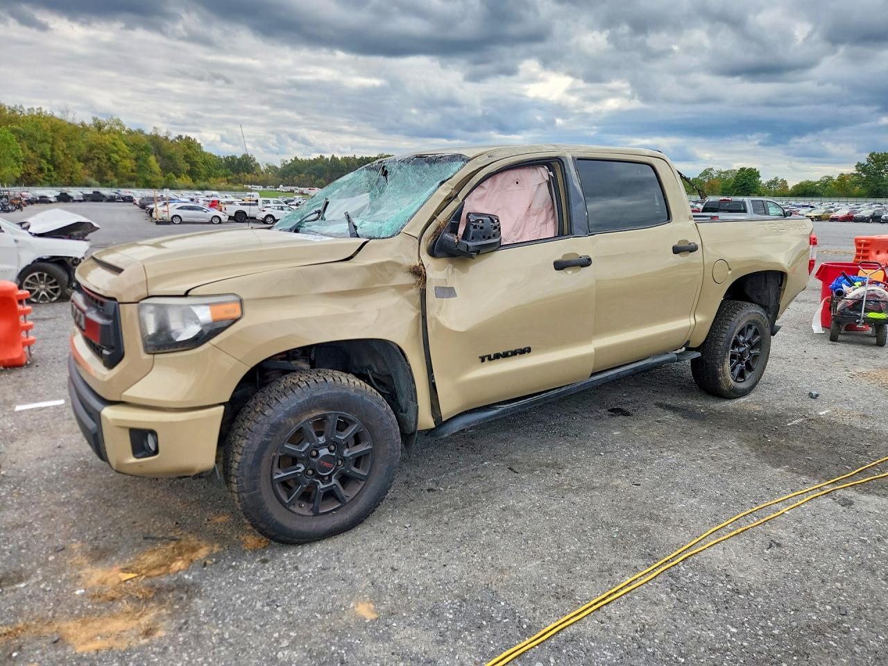 2016 TOYOTA TUNDRA SR5/TRD Pro — Front 3/4