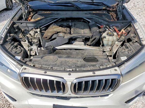 2016 BMW X6 xDrive35i — Engine bay