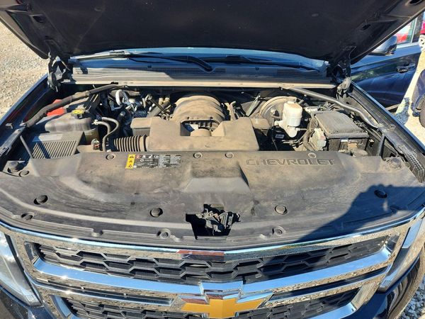 2019 CHEVROLET SUBURBAN LT — Engine bay