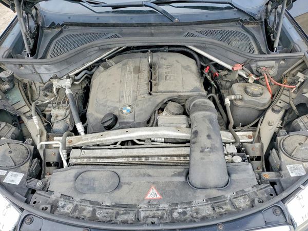 2015 BMW X5 xDrive35i — Engine bay