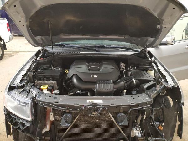 2015 JEEP GRAND CHEROKEE Limited — Engine bay