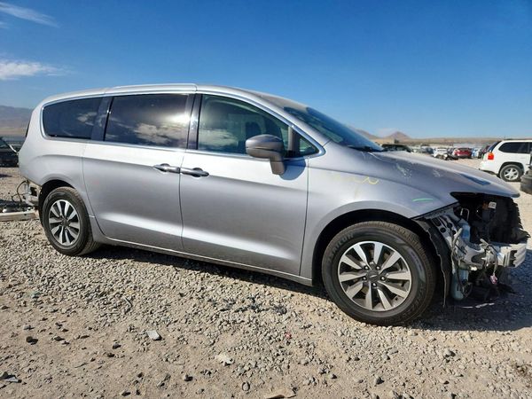 2021 CHRYSLER PACIFICA Touring L — Passenger 3/4