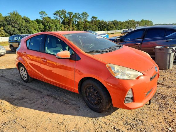 2014 TOYOTA PRIUS — Passenger 3/4