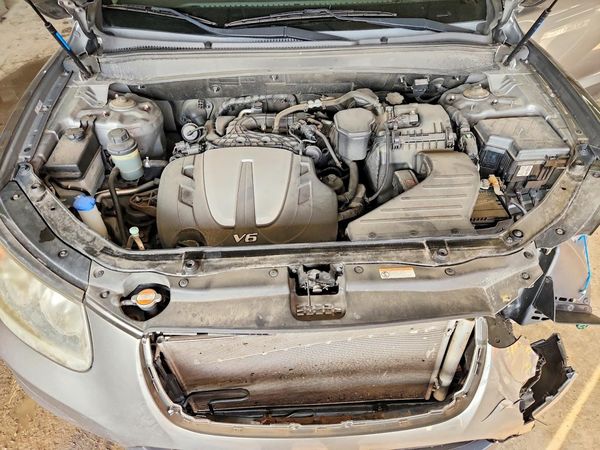 2012 HYUNDAI SANTA FE TOP (High) — Engine bay