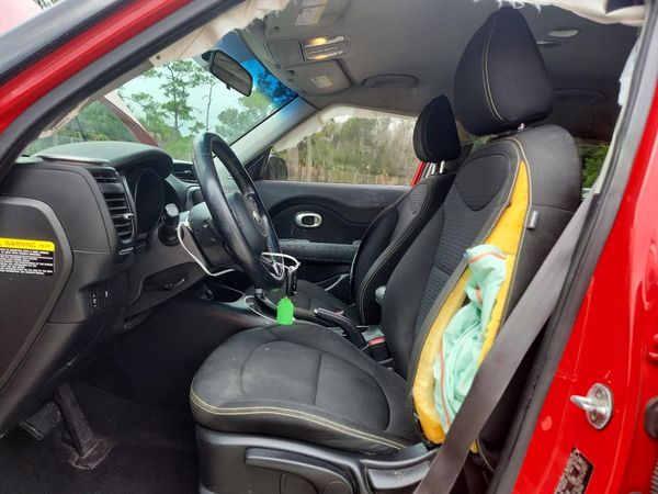 2016 KIA SOUL Exclaim — DENT