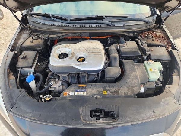 2017 HYUNDAI SONATA SE — Engine bay