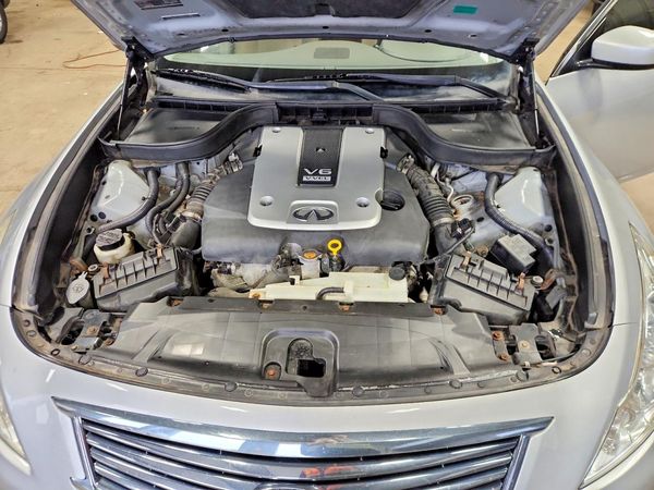2013 INFINITI G37 — Engine bay