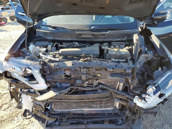 2018 NISSAN ROGUE — Engine bay