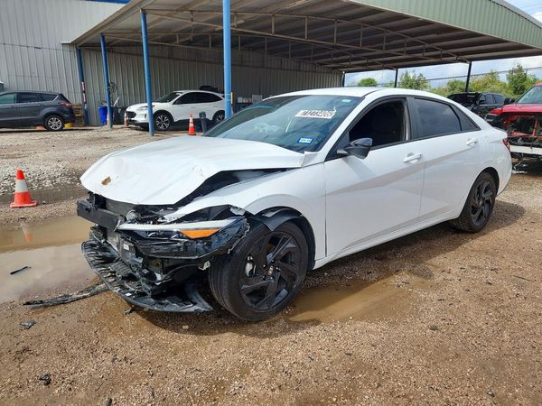 2026 HYUNDAI ELANTRA — Front 3/4