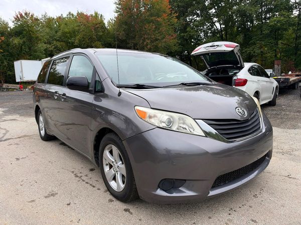2014 TOYOTA SIENNA
