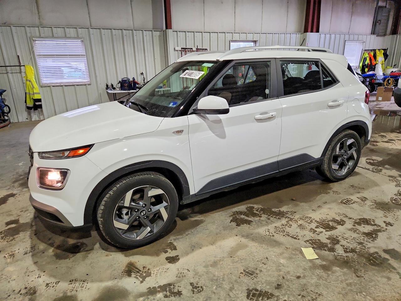 2026 HYUNDAI VENUE SEL, SEL w/ 2-Tone Roof — Front 3/4