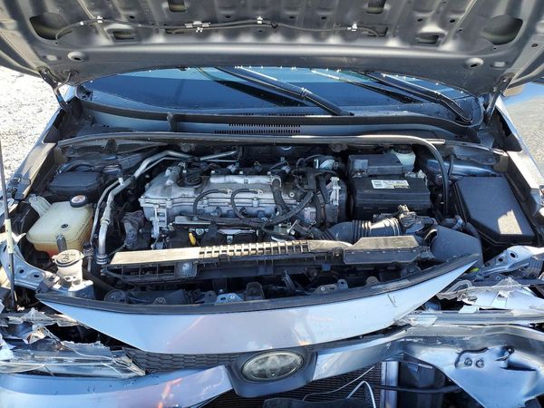 2020 TOYOTA COROLLA LE — Engine bay