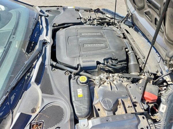2016 JAGUAR F-TYPE — Engine bay