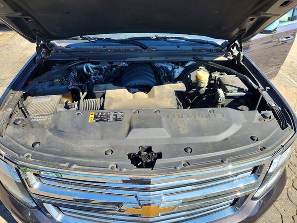 2017 CHEVROLET SUBURBAN Premier — Engine bay
