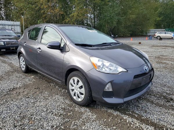 2014 TOYOTA PRIUS — Passenger 3/4