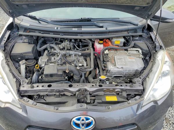 2014 TOYOTA PRIUS — Engine bay