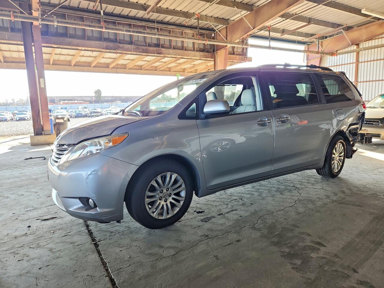 2014 TOYOTA SIENNA — Front 3/4