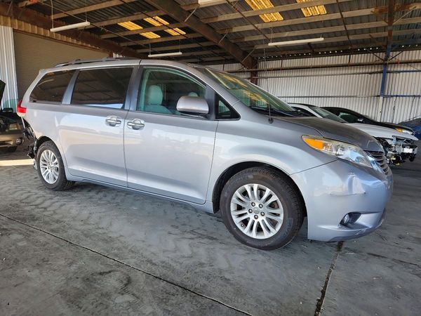 2014 TOYOTA SIENNA — Passenger 3/4