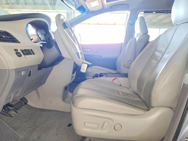 2014 TOYOTA SIENNA — DENT