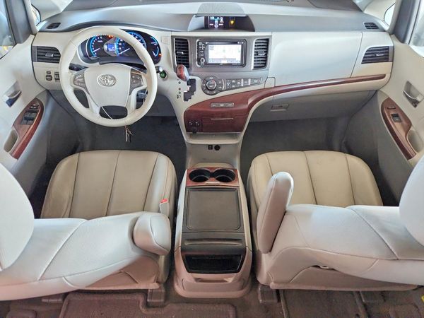 2014 TOYOTA SIENNA — CKPT