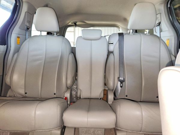 2014 TOYOTA SIENNA — SUVN