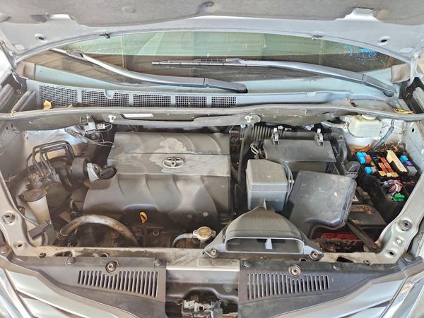 2014 TOYOTA SIENNA — Engine bay