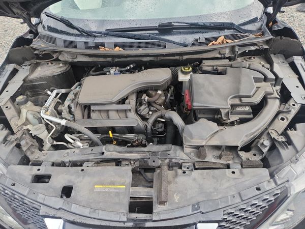 2018 NISSAN ROGUE — Engine bay
