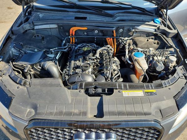 2013 AUDI Q5 Premium Hybrid — Engine bay