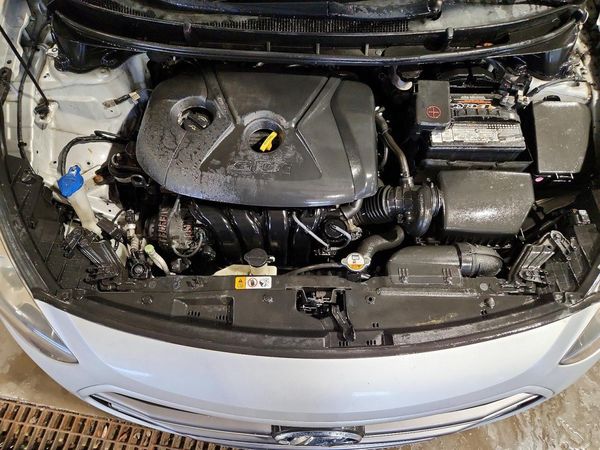 2017 HYUNDAI ELANTRA — Engine bay