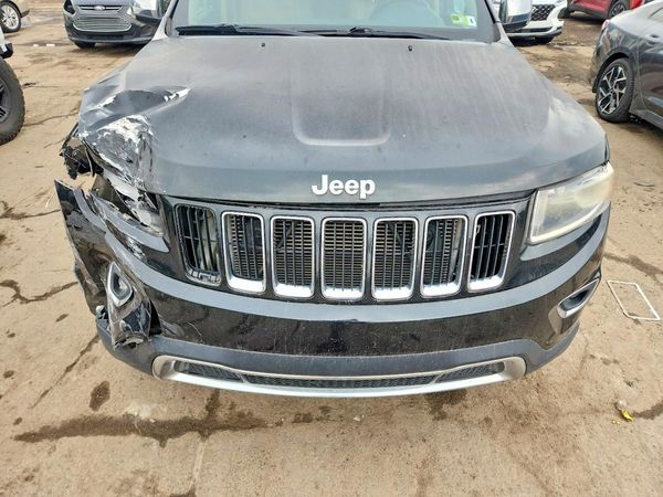 2014 JEEP CHEROKEE Limited — Engine bay