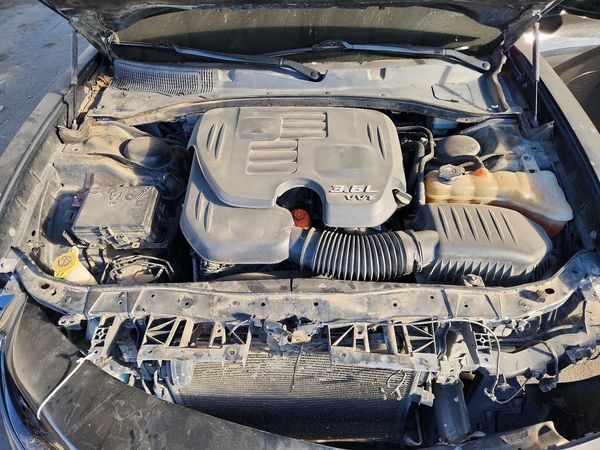 2015 DODGE CHARGER SE — Engine bay