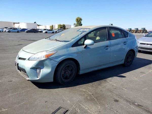 2013 TOYOTA PRIUS — Front 3/4