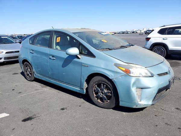 2013 TOYOTA PRIUS — Passenger 3/4
