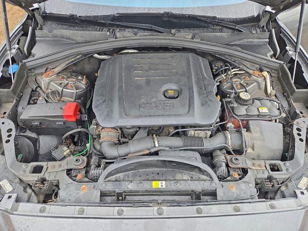 2018 JAGUAR F-PACE Prestige — Engine bay